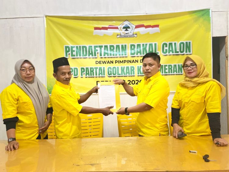 Ketua Tim Pemenangannya, Jaspari, ke Kantor DPD Golkar Kabupaten Merangin pada pukul 15.17 WIB