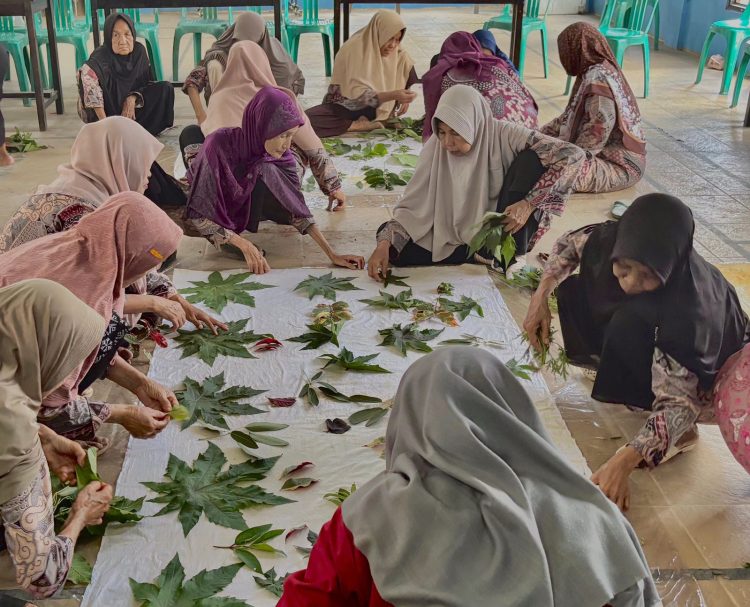 foto: Kelompok lansia dari Sekolah Lansia BKL Kamboja Desa Kota Karang mengikuti prosesi wisuda yang diselenggarakan Kemendukbangga/BKKBN Provinsi Jambi bersama Pertamina EP Jambi, sebagai simbol semangat yang tak mengenal usia