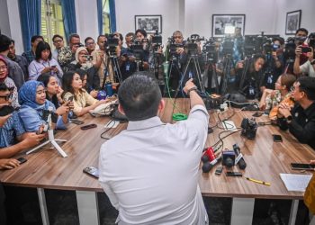 Dalam keterangannya kepada awak media, Jumat (27/02/2026), Sekretaris Kabinet (Seskab) Teddy Indra Wijaya