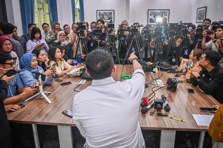 Dalam keterangannya kepada awak media, Jumat (27/02/2026), Sekretaris Kabinet (Seskab) Teddy Indra Wijaya