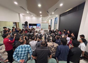 Dalam keterangannya kepada awak media, Jumat (27/02/2026), Sekretaris Kabinet (Seskab) Teddy Indra Wijaya