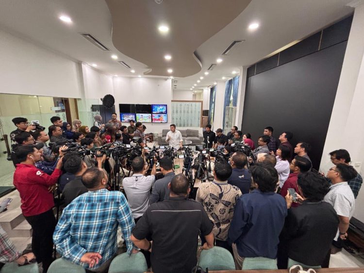 Dalam keterangannya kepada awak media, Jumat (27/02/2026), Sekretaris Kabinet (Seskab) Teddy Indra Wijaya