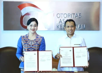 Otoritas Jasa Keuangan (OJK) dan Badan Reserse Kriminal Kepolisian Negara Republik Indonesia (Bareskrim Polri) menandatangani Perjanjian Kerja Sama (PKS) untuk memperkuat sinergi penegakan hukum dan koordinasi penanganan tindak pidana di sektor jasa keuangan. Penandatanganan berlangsung di Jakarta, Selasa (3/3/2026).  PKS bertajuk Sinergisitas di Bidang Penegakan Hukum dan Koordinasi dalam Penanganan Tindak Pidana di Sektor Jasa Keuangan tersebut ditandatangani Pejabat Sementara Wakil Ketua Dewan Komisioner OJK Friderica Widyasari Dewi dan Kepala Bareskrim Polri Komisaris Jenderal Polisi Syahardiantono.  Baca Juga :  Siapkan Penyelenggaraan Bursa Karbon, OJK Perkuat Kerjasama dengan KLHK
Kerja sama ini merupakan pembaruan sekaligus penyempurnaan perjanjian sebelumnya tentang pencegahan, penegakan hukum, dan koordinasi penanganan tindak pidana di sektor jasa keuangan yang telah diteken pada 14 Oktober 2020.  Dalam PKS terbaru ini, kedua lembaga menyepakati lima ruang lingkup kerja sama, yakni:  Pertukaran dan pemanfaatan data dan/atau informasi;
Penegakan hukum di sektor jasa keuangan;
Koordinasi dalam penanganan tindak pidana di sektor jasa keuangan;
Peningkatan dan pendayagunaan sumber daya manusia; serta
Pemanfaatan sarana dan prasarana.
Baca Juga :  Gernas BBI: Pertamina Dukung Percepatan Pemulihan UMKM Pasca Covid-19
Friderica Widyasari Dewi menyatakan, pembaruan PKS ini menjadi langkah strategis untuk memperkuat koordinasi antarlembaga dalam menjaga integritas dan stabilitas sektor jasa keuangan.  “Melalui kerja sama ini, kami ingin memastikan proses penanganan tindak pidana di sektor jasa keuangan berjalan lebih efektif, terkoordinasi, dan sesuai ketentuan peraturan perundang-undangan,” ujarnya.  Sementara itu, Syahardiantono menegaskan bahwa sinergi antara aparat penegak hukum dan otoritas pengawas sektor keuangan diperlukan untuk menghadapi kompleksitas kejahatan keuangan yang terus berkembang.  “Koordinasi yang solid akan mempercepat proses penanganan perkara dan memberikan kepastian hukum,” kata dia.  Baca Juga :  SKK Migas – KKKS Seleraya Merangin Dua Tambah Produksi Migas di West Belani #18
OJK dan Bareskrim Polri berkomitmen memperkuat langkah preventif maupun represif dalam menangani berbagai bentuk tindak pidana di sektor jasa keuangan, termasuk kasus yang berdampak luas terhadap masyarakat.  Kerja sama ini diharapkan meningkatkan efektivitas penanganan perkara, mempercepat koordinasi antarpenegak hukum, serta memberikan efek jera bagi pelaku kejahatan di sektor jasa keuangan.  Kedua lembaga juga menegaskan bahwa sinergi antarlembaga menjadi kunci dalam menjaga stabilitas sistem keuangan nasional sekaligus mendukung pertumbuhan ekonomi berkelanjutan. (*)