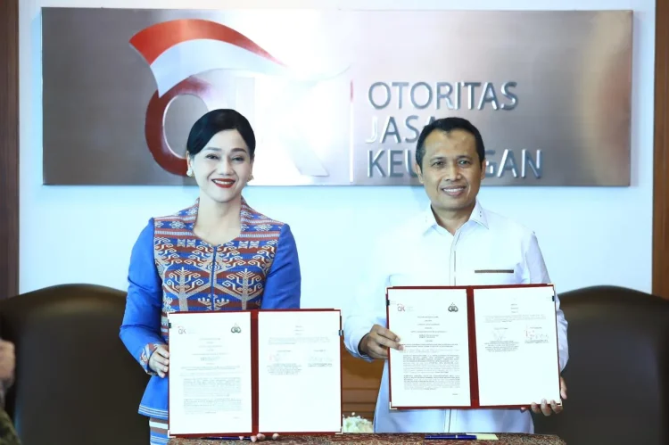 Otoritas Jasa Keuangan (OJK) dan Badan Reserse Kriminal Kepolisian Negara Republik Indonesia (Bareskrim Polri) menandatangani Perjanjian Kerja Sama (PKS) untuk memperkuat sinergi penegakan hukum dan koordinasi penanganan tindak pidana di sektor jasa keuangan. Penandatanganan berlangsung di Jakarta, Selasa (3/3/2026).  PKS bertajuk Sinergisitas di Bidang Penegakan Hukum dan Koordinasi dalam Penanganan Tindak Pidana di Sektor Jasa Keuangan tersebut ditandatangani Pejabat Sementara Wakil Ketua Dewan Komisioner OJK Friderica Widyasari Dewi dan Kepala Bareskrim Polri Komisaris Jenderal Polisi Syahardiantono.  Baca Juga :  Siapkan Penyelenggaraan Bursa Karbon, OJK Perkuat Kerjasama dengan KLHK
Kerja sama ini merupakan pembaruan sekaligus penyempurnaan perjanjian sebelumnya tentang pencegahan, penegakan hukum, dan koordinasi penanganan tindak pidana di sektor jasa keuangan yang telah diteken pada 14 Oktober 2020.  Dalam PKS terbaru ini, kedua lembaga menyepakati lima ruang lingkup kerja sama, yakni:  Pertukaran dan pemanfaatan data dan/atau informasi;
Penegakan hukum di sektor jasa keuangan;
Koordinasi dalam penanganan tindak pidana di sektor jasa keuangan;
Peningkatan dan pendayagunaan sumber daya manusia; serta
Pemanfaatan sarana dan prasarana.
Baca Juga :  Gernas BBI: Pertamina Dukung Percepatan Pemulihan UMKM Pasca Covid-19
Friderica Widyasari Dewi menyatakan, pembaruan PKS ini menjadi langkah strategis untuk memperkuat koordinasi antarlembaga dalam menjaga integritas dan stabilitas sektor jasa keuangan.  “Melalui kerja sama ini, kami ingin memastikan proses penanganan tindak pidana di sektor jasa keuangan berjalan lebih efektif, terkoordinasi, dan sesuai ketentuan peraturan perundang-undangan,” ujarnya.  Sementara itu, Syahardiantono menegaskan bahwa sinergi antara aparat penegak hukum dan otoritas pengawas sektor keuangan diperlukan untuk menghadapi kompleksitas kejahatan keuangan yang terus berkembang.  “Koordinasi yang solid akan mempercepat proses penanganan perkara dan memberikan kepastian hukum,” kata dia.  Baca Juga :  SKK Migas – KKKS Seleraya Merangin Dua Tambah Produksi Migas di West Belani #18
OJK dan Bareskrim Polri berkomitmen memperkuat langkah preventif maupun represif dalam menangani berbagai bentuk tindak pidana di sektor jasa keuangan, termasuk kasus yang berdampak luas terhadap masyarakat.  Kerja sama ini diharapkan meningkatkan efektivitas penanganan perkara, mempercepat koordinasi antarpenegak hukum, serta memberikan efek jera bagi pelaku kejahatan di sektor jasa keuangan.  Kedua lembaga juga menegaskan bahwa sinergi antarlembaga menjadi kunci dalam menjaga stabilitas sistem keuangan nasional sekaligus mendukung pertumbuhan ekonomi berkelanjutan. (*)