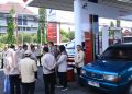 Pj. Sekda Jember dan stakeholder terkait memantau langsung salah satu SPBU, Jumat (6/3/2026). (Foto: Dok/Diskominfo Jember)