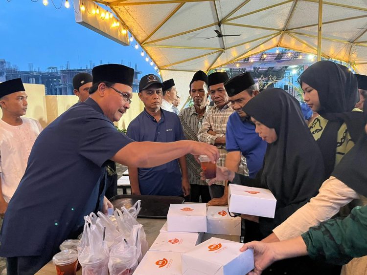 buka puasa bersama di Paviliun JBC, Jumat (6/3/2026), pihak manajemen menjalin kedekatan sekaligus menyalurkan bantuan bagi masyarakat.