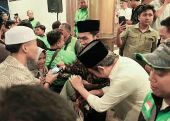 Bupati Jember mengelus kepala anak yatim usai menyerahkan BPJS Ketenagakerjaan pada pengemudi ojek, Sabtu (7/3/2026) malam. (Foto: Dok/Diskominfo Jember)