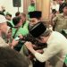 Bupati Jember mengelus kepala anak yatim usai menyerahkan BPJS Ketenagakerjaan pada pengemudi ojek, Sabtu (7/3/2026) malam. (Foto: Dok/Diskominfo Jember)