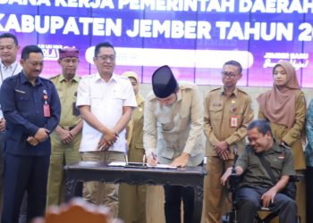 Bupati Jember menandatangani hasil Musrenbang RKPD Tahun 2027 di Pendapa Wahyawibawagraha, Senin (9/3/2026). (Foto: Dok/Diskominfo Jember)