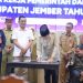 Bupati Jember menandatangani hasil Musrenbang RKPD Tahun 2027 di Pendapa Wahyawibawagraha, Senin (9/3/2026). (Foto: Dok/Diskominfo Jember)