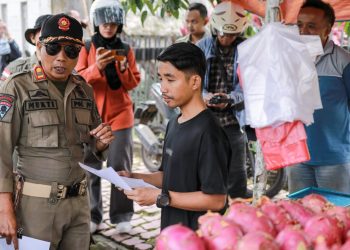 Satpol PP Jember menertibkan pedagang kaki lima. (Foto: Dok/Diskominfo Jember)