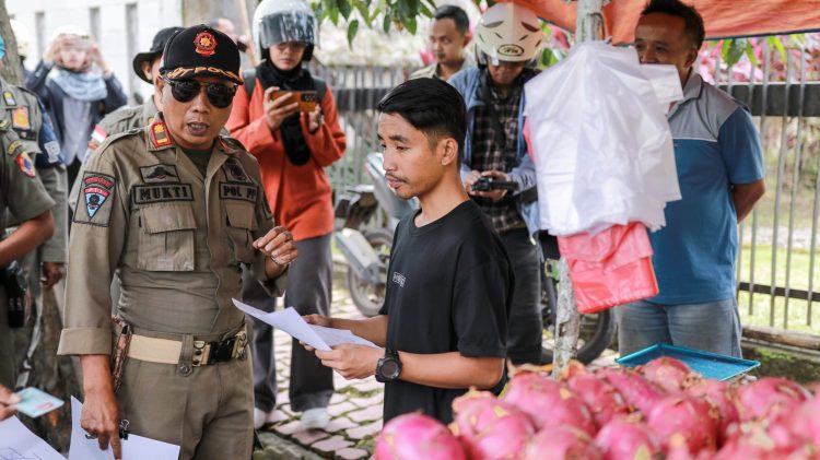 Satpol PP Jember menertibkan pedagang kaki lima. (Foto: Dok/Diskominfo Jember)