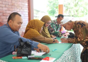 Guru ngaji menerima insentif dari Pemkab Jember, Selasa (10/3/2026). (Foto: Dok/Diskominfo Jember)