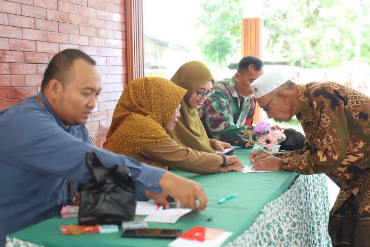 Guru ngaji menerima insentif dari Pemkab Jember, Selasa (10/3/2026). (Foto: Dok/Diskominfo Jember)
