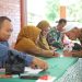 Guru ngaji menerima insentif dari Pemkab Jember, Selasa (10/3/2026). (Foto: Dok/Diskominfo Jember)