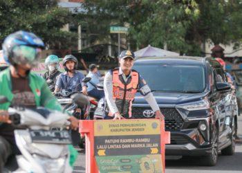 Personel Dishub Jember menerapkan SSA di kawasan kampus, Jumat (13/3/2026). (Foto: Dok/Diskominfo Jember)