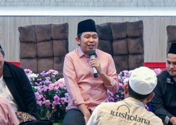 Gus Fawait memberikan sambutan dalam acara silaturahmi bersama para kiai, Minggu (15/3/2026) dini hari. (Foto: Dok/Diskominfo Jember)