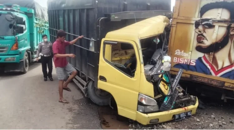 Ilustrasi laka truk batubara di Jmabi