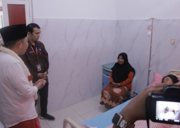 Bupati Jember saat menjenguk pasien di RSD. (Foto: Dok/Diskominfo Jember)