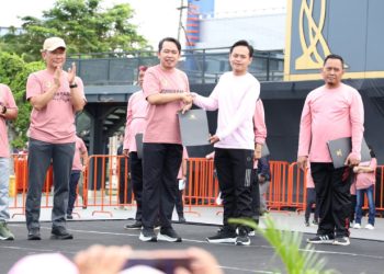 Bupati Jember menyerahkan SK PPPK. (Foto: Dokumentasi Diskominfo Jember)