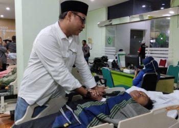 Pj. Sekda Jember saat menjenguk ASN yang sakit, Senin (20/4/2026). (Foto: Istimewa)