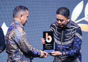 Kadiskominfo Jember mewakili Bupati Fawait menerima penghargaan dari Beritajatim. (Foto: Dok/Diskominfo Jember)