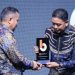 Kadiskominfo Jember mewakili Bupati Fawait menerima penghargaan dari Beritajatim. (Foto: Dok/Diskominfo Jember)