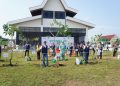 SUMATRA – Dalam rangka memperingati Hari Ulang Tahun (HUT) ke-65 bertema “The
New Horizon” dan peringatan Hari Bumi 22 April 2026, Hutama Karya menyelenggarakan aksi penanaman pohon secara serentak di seluruh ruas Jalan Tol Trans-Sumatera (JTTS) yang dikelola. Kegiatan ini sekaligus menjadi kick-off program penanaman 17.000 pohon dari 18 jenis tanaman di 11 ruas tol di JTTS yang dikelola di sepanjang tahun 2026 ini. Adapun jenis pohon yang ditanam disesuaikan dengan kondisi dan jenis tanah di daerah masing-masing. Aksi ini sejalan dengan arahan Kementerian Lingkungan Hidup yang pada tahun 2025 mengajak seluruh pengelola jalan tol di Indonesia untuk menghijaukan koridor dan mengendalikan emisi di kawasan jalan tol. Sebagai pengelola JTTS, Hutama Karya menjadikan penghijauan sebagai bagian dari tanggung jawab pengelolaan infrastruktur. “Di Usia ke-65, Hutama Karya ingin menunjukkan bahwa Pembangunan infrastruktur dan tanggung jawab lingkungan bukan hal yang bertentangan, tema “The New Horizon” bagi kami salah satu wujudnya adalah komitmen nyata terhadap penghijauan di koridor JTTS,” ujar Iwan Hermawan, Direktur Operasi III Hutama Karya. Program penghijauan di Rest Area dan Ruang Milik Jalan (Rumija) JTTS bukan kegiatan baru. Hutama Karya telah menjalankan penanaman pohon secara bertahap sejak beberapa tahun terakhir, seiring dengan beroperasinya ruas-ruas tol baru di Sumatra. “Hingga saat ini, sekitar 98.000 pohon telah tumbuh di sepanjang koridor JTTS. Pohon yang ditanam dipilih berdasarkan kesesuaian dengan ekologi kawasan setempat, dan berfungsi tidak hanya sebagai penghijauan tetapi juga untuk menjaga kualitas udara, meredam kebisingan, mencegah erosi tanah, serta meningkatkan kenyamanan pengguna jalan,” tambah Iwan. Penanaman pohon ini dilaksanakan secara serentak di seluruh ruas JTTS yang dikelola Hutama Karya. Sementara itu, seremoni utama kegiatan dilaksanakan di Rest Area KM 41 Jalur B Tol Binjai–Langsa, yang ditandai dengan penanaman pohon oleh Direktur Operasi III Hutama Karya Iwan Hermawan bersama jajaran manajemen Hutama Karya dan Panitia HUT HK
lainnya. Kegiatan tersebut turut dihadiri oleh Ketua Tim Jalan Bebas Hambatan BBPJN Sumut Sriono, Kepala Satuan PJR AKBP Dhery Fajariandono, dan Kepala Dinas Perhubungan Kabupaten Langkat Arie Ramadhany sebagai bentuk dukungan terhadap upaya penghijauan di koridor JTTS. Langkah Awal: Mengukur Dampak Lingkungan Khusus tahun ini, Hutama Karya melakukan pengukuran potensi serapan karbon dari vegetasi
yang ditanam di koridor JTTS. Menggunakan pendekatan perhitungan berbasis The Intergovernmental Panel on Climate Change (IPCC), 17.000 pohon yang ditanam pada tahun 2026 diproyeksikan mampu menyerap sekitar 9.930 ton CO2e secara kumulatif hingga tahun 2050. “Angka-angka ini belum pernah dipublikasikan sebelumnya dan untuk pertama kalinya, kontribusi ekologis nyata diukur dengan metode sains dapat dibagiakan kepada publik, yang penting bagi kami adalah mulai mengukur, apa yang bisa diukur agar dapat dikelola dan ditingkatkan, ini baru awal dan angka ini akan terus bertambah seiring berjalannya operasional JTTS,” imbuh Iwan. Penghijauan sebagai Bagian dari Pengelolaan Infrastruktur Jalan Tol Dengan puluhan ribu pohon yang kini tumbuh di sepanjang Rumija dan Rest Area, Hutama Karya memandang penghijauan sebagai bagian yang tidak terpisahkan dari pengelolaan infrastruktur jalan tol. Inisiatif ini bukan sekadar program tambahan, melainkan salah satu komponen
penting dalam operasional jalan tol yang berkelanjutan. Koridor JTTS tidak hanya berfungsi sebagai jalur konektivitas ekonomi di Sumatra, tetapi juga diharapkan dapat memberikan manfaat ekologis bagi kawasan yang dilaluinya. “Ke depan, Hutama Karya akan terus memperluas cakupan penghijauan seiring dengan
pertumbuhan jaringan JTTS serta mempublikasikan perkembangan data dampak lingkungan secara berkala sebagai bentuk akuntabilitas kepada public,” tutup Iwan. Sebagai tambahan informasi, program Hutama Karya ReGreen merupakan bagian dari rangkaian Hutama Karya Peduli, yaitu program Tanggung Jawab Sosial dan Lingkungan (TJSL) yang dirancang untuk menciptakan nilai bersama,tidak hanya bagi perusahaan, tetapi juga bagi masyarakat dan lingkungan. Selain ReGreen, program ini juga mencakup Hutama Karya Mengajar, Hutama Karya EduInfra, Hutama Karya WASHInfra, serta Bazaar UMKM. Selain itu, penanaman pohon lainnya juga dilaksanakan di ruas tol yang berada di Pulau Jawa yakni Tol Akses Tanjung Priok (ATP) dan JORR Seksi S (JORR-S).