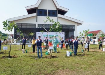 SUMATRA – Dalam rangka memperingati Hari Ulang Tahun (HUT) ke-65 bertema “The
New Horizon” dan peringatan Hari Bumi 22 April 2026, Hutama Karya menyelenggarakan aksi penanaman pohon secara serentak di seluruh ruas Jalan Tol Trans-Sumatera (JTTS) yang dikelola. Kegiatan ini sekaligus menjadi kick-off program penanaman 17.000 pohon dari 18 jenis tanaman di 11 ruas tol di JTTS yang dikelola di sepanjang tahun 2026 ini. Adapun jenis pohon yang ditanam disesuaikan dengan kondisi dan jenis tanah di daerah masing-masing.  Aksi ini sejalan dengan arahan Kementerian Lingkungan Hidup yang pada tahun 2025 mengajak seluruh pengelola jalan tol di Indonesia untuk menghijaukan koridor dan mengendalikan emisi di kawasan jalan tol. Sebagai pengelola JTTS, Hutama Karya menjadikan penghijauan sebagai bagian dari tanggung jawab pengelolaan infrastruktur.  “Di Usia ke-65, Hutama Karya ingin menunjukkan bahwa Pembangunan infrastruktur dan tanggung jawab lingkungan bukan hal yang bertentangan, tema “The New Horizon” bagi kami salah satu wujudnya adalah komitmen nyata terhadap penghijauan di koridor JTTS,” ujar Iwan Hermawan, Direktur Operasi III Hutama Karya.  Program penghijauan di Rest Area dan Ruang Milik Jalan (Rumija) JTTS bukan kegiatan baru. Hutama Karya telah menjalankan penanaman pohon secara bertahap sejak beberapa tahun terakhir, seiring dengan beroperasinya ruas-ruas tol baru di Sumatra.  “Hingga saat ini, sekitar 98.000 pohon telah tumbuh di sepanjang koridor JTTS. Pohon yang ditanam dipilih berdasarkan kesesuaian dengan ekologi kawasan setempat, dan berfungsi tidak hanya sebagai penghijauan tetapi juga untuk menjaga kualitas udara, meredam kebisingan, mencegah erosi tanah, serta meningkatkan kenyamanan pengguna jalan,” tambah Iwan.  Penanaman pohon ini dilaksanakan secara serentak di seluruh ruas JTTS yang dikelola Hutama Karya. Sementara itu, seremoni utama kegiatan dilaksanakan di Rest Area KM 41 Jalur B Tol Binjai–Langsa, yang ditandai dengan penanaman pohon oleh Direktur Operasi III Hutama Karya Iwan Hermawan bersama jajaran manajemen Hutama Karya dan Panitia HUT HK
lainnya. Kegiatan tersebut turut dihadiri oleh Ketua Tim Jalan Bebas Hambatan BBPJN Sumut Sriono, Kepala Satuan PJR AKBP Dhery Fajariandono, dan Kepala Dinas Perhubungan Kabupaten Langkat Arie Ramadhany sebagai bentuk dukungan terhadap upaya penghijauan di koridor JTTS.  Langkah Awal: Mengukur Dampak Lingkungan  Khusus tahun ini, Hutama Karya melakukan pengukuran potensi serapan karbon dari vegetasi
yang ditanam di koridor JTTS. Menggunakan pendekatan perhitungan berbasis The Intergovernmental Panel on Climate Change (IPCC), 17.000 pohon yang ditanam pada tahun 2026 diproyeksikan mampu menyerap sekitar 9.930 ton CO2e secara kumulatif hingga tahun 2050.  “Angka-angka ini belum pernah dipublikasikan sebelumnya dan untuk pertama kalinya, kontribusi ekologis nyata diukur dengan metode sains dapat dibagiakan kepada publik, yang penting bagi kami adalah mulai mengukur, apa yang bisa diukur agar dapat dikelola dan ditingkatkan, ini baru awal dan angka ini akan terus bertambah seiring berjalannya operasional JTTS,” imbuh Iwan.  Penghijauan sebagai Bagian dari Pengelolaan Infrastruktur Jalan Tol  Dengan puluhan ribu pohon yang kini tumbuh di sepanjang Rumija dan Rest Area, Hutama Karya memandang penghijauan sebagai bagian yang tidak terpisahkan dari pengelolaan infrastruktur jalan tol. Inisiatif ini bukan sekadar program tambahan, melainkan salah satu komponen
penting dalam operasional jalan tol yang berkelanjutan. Koridor JTTS tidak hanya berfungsi sebagai jalur konektivitas ekonomi di Sumatra, tetapi juga diharapkan dapat memberikan manfaat ekologis bagi kawasan yang dilaluinya.  “Ke depan, Hutama Karya akan terus memperluas cakupan penghijauan seiring dengan
pertumbuhan jaringan JTTS serta mempublikasikan perkembangan data dampak lingkungan secara berkala sebagai bentuk akuntabilitas kepada public,” tutup Iwan.  Sebagai tambahan informasi, program Hutama Karya ReGreen merupakan bagian dari rangkaian Hutama Karya Peduli, yaitu program Tanggung Jawab Sosial dan Lingkungan (TJSL) yang dirancang untuk menciptakan nilai bersama,tidak hanya bagi perusahaan, tetapi juga bagi masyarakat dan lingkungan. Selain ReGreen, program ini juga mencakup Hutama Karya Mengajar, Hutama Karya EduInfra, Hutama Karya WASHInfra, serta Bazaar UMKM. Selain itu, penanaman pohon lainnya juga dilaksanakan di ruas tol yang berada di Pulau Jawa yakni Tol Akses Tanjung Priok (ATP) dan JORR Seksi S (JORR-S).