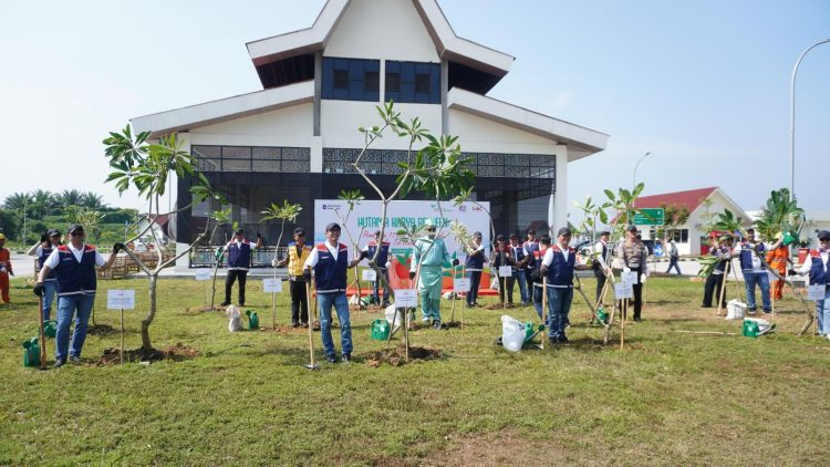 SUMATRA – Dalam rangka memperingati Hari Ulang Tahun (HUT) ke-65 bertema “The
New Horizon” dan peringatan Hari Bumi 22 April 2026, Hutama Karya menyelenggarakan aksi penanaman pohon secara serentak di seluruh ruas Jalan Tol Trans-Sumatera (JTTS) yang dikelola. Kegiatan ini sekaligus menjadi kick-off program penanaman 17.000 pohon dari 18 jenis tanaman di 11 ruas tol di JTTS yang dikelola di sepanjang tahun 2026 ini. Adapun jenis pohon yang ditanam disesuaikan dengan kondisi dan jenis tanah di daerah masing-masing.  Aksi ini sejalan dengan arahan Kementerian Lingkungan Hidup yang pada tahun 2025 mengajak seluruh pengelola jalan tol di Indonesia untuk menghijaukan koridor dan mengendalikan emisi di kawasan jalan tol. Sebagai pengelola JTTS, Hutama Karya menjadikan penghijauan sebagai bagian dari tanggung jawab pengelolaan infrastruktur.  “Di Usia ke-65, Hutama Karya ingin menunjukkan bahwa Pembangunan infrastruktur dan tanggung jawab lingkungan bukan hal yang bertentangan, tema “The New Horizon” bagi kami salah satu wujudnya adalah komitmen nyata terhadap penghijauan di koridor JTTS,” ujar Iwan Hermawan, Direktur Operasi III Hutama Karya.  Program penghijauan di Rest Area dan Ruang Milik Jalan (Rumija) JTTS bukan kegiatan baru. Hutama Karya telah menjalankan penanaman pohon secara bertahap sejak beberapa tahun terakhir, seiring dengan beroperasinya ruas-ruas tol baru di Sumatra.  “Hingga saat ini, sekitar 98.000 pohon telah tumbuh di sepanjang koridor JTTS. Pohon yang ditanam dipilih berdasarkan kesesuaian dengan ekologi kawasan setempat, dan berfungsi tidak hanya sebagai penghijauan tetapi juga untuk menjaga kualitas udara, meredam kebisingan, mencegah erosi tanah, serta meningkatkan kenyamanan pengguna jalan,” tambah Iwan.  Penanaman pohon ini dilaksanakan secara serentak di seluruh ruas JTTS yang dikelola Hutama Karya. Sementara itu, seremoni utama kegiatan dilaksanakan di Rest Area KM 41 Jalur B Tol Binjai–Langsa, yang ditandai dengan penanaman pohon oleh Direktur Operasi III Hutama Karya Iwan Hermawan bersama jajaran manajemen Hutama Karya dan Panitia HUT HK
lainnya. Kegiatan tersebut turut dihadiri oleh Ketua Tim Jalan Bebas Hambatan BBPJN Sumut Sriono, Kepala Satuan PJR AKBP Dhery Fajariandono, dan Kepala Dinas Perhubungan Kabupaten Langkat Arie Ramadhany sebagai bentuk dukungan terhadap upaya penghijauan di koridor JTTS.  Langkah Awal: Mengukur Dampak Lingkungan  Khusus tahun ini, Hutama Karya melakukan pengukuran potensi serapan karbon dari vegetasi
yang ditanam di koridor JTTS. Menggunakan pendekatan perhitungan berbasis The Intergovernmental Panel on Climate Change (IPCC), 17.000 pohon yang ditanam pada tahun 2026 diproyeksikan mampu menyerap sekitar 9.930 ton CO2e secara kumulatif hingga tahun 2050.  “Angka-angka ini belum pernah dipublikasikan sebelumnya dan untuk pertama kalinya, kontribusi ekologis nyata diukur dengan metode sains dapat dibagiakan kepada publik, yang penting bagi kami adalah mulai mengukur, apa yang bisa diukur agar dapat dikelola dan ditingkatkan, ini baru awal dan angka ini akan terus bertambah seiring berjalannya operasional JTTS,” imbuh Iwan.  Penghijauan sebagai Bagian dari Pengelolaan Infrastruktur Jalan Tol  Dengan puluhan ribu pohon yang kini tumbuh di sepanjang Rumija dan Rest Area, Hutama Karya memandang penghijauan sebagai bagian yang tidak terpisahkan dari pengelolaan infrastruktur jalan tol. Inisiatif ini bukan sekadar program tambahan, melainkan salah satu komponen
penting dalam operasional jalan tol yang berkelanjutan. Koridor JTTS tidak hanya berfungsi sebagai jalur konektivitas ekonomi di Sumatra, tetapi juga diharapkan dapat memberikan manfaat ekologis bagi kawasan yang dilaluinya.  “Ke depan, Hutama Karya akan terus memperluas cakupan penghijauan seiring dengan
pertumbuhan jaringan JTTS serta mempublikasikan perkembangan data dampak lingkungan secara berkala sebagai bentuk akuntabilitas kepada public,” tutup Iwan.  Sebagai tambahan informasi, program Hutama Karya ReGreen merupakan bagian dari rangkaian Hutama Karya Peduli, yaitu program Tanggung Jawab Sosial dan Lingkungan (TJSL) yang dirancang untuk menciptakan nilai bersama,tidak hanya bagi perusahaan, tetapi juga bagi masyarakat dan lingkungan. Selain ReGreen, program ini juga mencakup Hutama Karya Mengajar, Hutama Karya EduInfra, Hutama Karya WASHInfra, serta Bazaar UMKM. Selain itu, penanaman pohon lainnya juga dilaksanakan di ruas tol yang berada di Pulau Jawa yakni Tol Akses Tanjung Priok (ATP) dan JORR Seksi S (JORR-S).