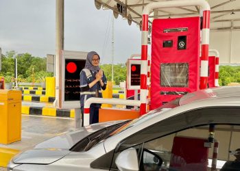 SUMATRA – PT Hutama Karya (Persero) terus memantau perkembangan trafik kendaraan di Jalan Tol Trans Sumatera (JTTS) selama periode Libur Panjang Akhir Pekan Hari Buruh. Sebelum periode libur panjang akhir pekan ini berlangsung, Hutama Karya telah menyiapkan sejumlah strategi layanan dan memastikan kesiapan operasional guna menghadirkan pelayanan prima bagi pengguna jalan tol. Pada periode 30 April 2026, trafik kendaraan pada sejumlah ruas utama terpantau mengalami peningkatan dibandingkan trafik normal, khususnya pada koridor penghubung antarkota, akses menuju kawasan perkotaan, serta ruas-ruas yang menjadi jalur mobilitas masyarakat selama libur panjang.  Secara kumulatif, total trafik harian pada ruas tol yang telah beroperasi tercatat mencapai 115.480 kendaraan, atau meningkat 26,70% dibandingkan trafik normal. Pemantauan dilakukan secara berkelanjutan sebagai bagian dari komitmen Hutama Karya untuk memastikan layanan jalan tol tetap aman, lancar, dan nyaman bagi seluruh pengguna jalan.  Rekap Trafik Harian Ruas Tol Beroperasi Periode 30 April 2026:  * Kendaraan yang melintasi Tol Terbanggi Besar – Kayu Agung (Terpeka) tercatat sebanyak 14.540 kendaraan atau meningkat 8,63% dibandingkan trafik normal.
 * Kendaraan yang melintasi Tol Palembang – Indralaya – Prabumulih (Palindra & Indraprabu) tercatat sebanyak 17.342 kendaraan atau meningkat 34,78% dibandingkan trafik normal.
 * Kendaraan yang melintasi Tol Betung – Tempino – Jambi (Bayung Lencir – Tempino) tercatat sebanyak 8.341 kendaraan atau meningkat 7,86% dibandingkan trafik normal.
 * Kendaraan yang melintasi Tol Bengkulu – Taba Penanjung (Bengtaba) tercatat sebanyak 1.573 kendaraan atau meningkat 11,96% dibandingkan trafik normal.
 * Kendaraan yang melintasi Tol Pekanbaru – Dumai (Permai) tercatat sebanyak 16.975 kendaraan atau meningkat 19,71%dibandingkan trafik normal.
 * Kendaraan yang melintasi Tol Pekanbaru – XIII Koto Kampar tercatat sebanyak 6.330 kendaraan atau meningkat 35,40% dibandingkan trafik normal. 
 * Kendaraan yang melintasi Tol Indrapura – Kisaran tercatat sebanyak 9.795 kendaraan atau meningkat 18,50%dibandingkan trafik normal.
 * Kendaraan yang melintasi Tol Binjai – Langsa (Binjai – Pangkalan Brandan) tercatat sebanyak 10.385 kendaraan atau meningkat 30,46% dibandingkan trafik normal.
 * Kendaraan yang melintasi Tol Sigli – Banda Aceh (Sibanceh) tercatat sebanyak 7.691 kendaraan atau meningkat 156,11% dibandingkan trafik normal.
 * Kendaraan yang melintasi Tol Padang – Sicincin tercatat sebanyak 2.823 kendaraan atau meningkat 32,04%dibandingkan trafik normal.
 * Kendaraan yang melintasi Tol Kuala Tanjung – Tebing Tinggi – Parapat Seksi 1–4 (Kuala Tanjung – Pematang Siantar) yang dikelola oleh PT Hutama Marga Waskita (HMW) tercatat sebanyak 19.685 kendaraan atau meningkat 26,71%dibandingkan trafik normal.  Hutama Karya mengimbau seluruh pengguna jalan untuk merencanakan perjalanan dengan baik, khususnya bagi masyarakat yang akan melakukan perjalanan selama periode Libur Panjang Akhir Pekan Hari Buruh. Pengguna jalan diharapkan mematuhi rambu lalu lintas dan batas kecepatan, menjaga jarak aman, memastikan kondisi kendaraan dan pengemudi dalam keadaan prima, serta beristirahat di rest area terdekat apabila merasa lelah atau mengantuk.  Hutama Karya berkomitmen untuk terus menjaga kelancaran dan keselamatan trafik di Jalan Tol Trans Sumatera melalui kesiapan petugas, sarana pendukung, serta koordinasi dengan berbagai pihak terkait sebagai wujud #MelayaniSepenuhHati. Masyarakat juga dapat memantau informasi terkini seputar kondisi trafik dan layanan jalan tol melalui akun resmi @hutamakaryatollroad, aplikasi Mozy yang menyediakan informasi operasional dan pembaruan kondisi lalu lintas secara real-time yang terdapat di appstore maupun playstore, serta website resmi Hutama Karya.