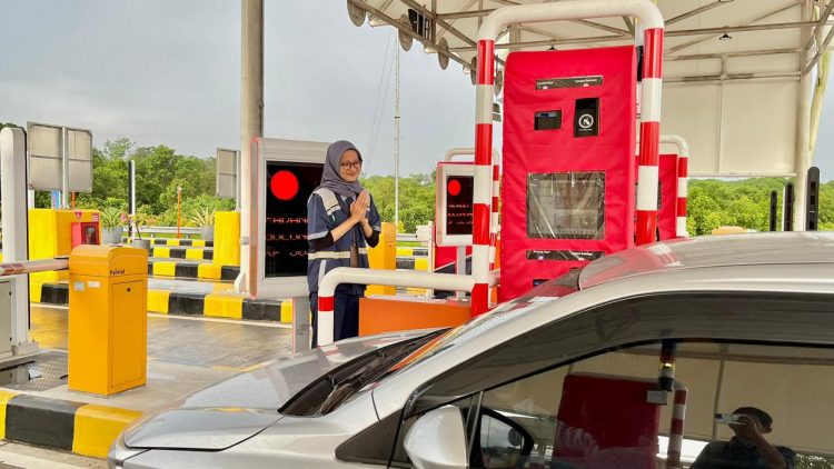 SUMATRA – PT Hutama Karya (Persero) terus memantau perkembangan trafik kendaraan di Jalan Tol Trans Sumatera (JTTS) selama periode Libur Panjang Akhir Pekan Hari Buruh. Sebelum periode libur panjang akhir pekan ini berlangsung, Hutama Karya telah menyiapkan sejumlah strategi layanan dan memastikan kesiapan operasional guna menghadirkan pelayanan prima bagi pengguna jalan tol. Pada periode 30 April 2026, trafik kendaraan pada sejumlah ruas utama terpantau mengalami peningkatan dibandingkan trafik normal, khususnya pada koridor penghubung antarkota, akses menuju kawasan perkotaan, serta ruas-ruas yang menjadi jalur mobilitas masyarakat selama libur panjang.  Secara kumulatif, total trafik harian pada ruas tol yang telah beroperasi tercatat mencapai 115.480 kendaraan, atau meningkat 26,70% dibandingkan trafik normal. Pemantauan dilakukan secara berkelanjutan sebagai bagian dari komitmen Hutama Karya untuk memastikan layanan jalan tol tetap aman, lancar, dan nyaman bagi seluruh pengguna jalan.  Rekap Trafik Harian Ruas Tol Beroperasi Periode 30 April 2026:  * Kendaraan yang melintasi Tol Terbanggi Besar – Kayu Agung (Terpeka) tercatat sebanyak 14.540 kendaraan atau meningkat 8,63% dibandingkan trafik normal.
 * Kendaraan yang melintasi Tol Palembang – Indralaya – Prabumulih (Palindra & Indraprabu) tercatat sebanyak 17.342 kendaraan atau meningkat 34,78% dibandingkan trafik normal.
 * Kendaraan yang melintasi Tol Betung – Tempino – Jambi (Bayung Lencir – Tempino) tercatat sebanyak 8.341 kendaraan atau meningkat 7,86% dibandingkan trafik normal.
 * Kendaraan yang melintasi Tol Bengkulu – Taba Penanjung (Bengtaba) tercatat sebanyak 1.573 kendaraan atau meningkat 11,96% dibandingkan trafik normal.
 * Kendaraan yang melintasi Tol Pekanbaru – Dumai (Permai) tercatat sebanyak 16.975 kendaraan atau meningkat 19,71%dibandingkan trafik normal.
 * Kendaraan yang melintasi Tol Pekanbaru – XIII Koto Kampar tercatat sebanyak 6.330 kendaraan atau meningkat 35,40% dibandingkan trafik normal. 
 * Kendaraan yang melintasi Tol Indrapura – Kisaran tercatat sebanyak 9.795 kendaraan atau meningkat 18,50%dibandingkan trafik normal.
 * Kendaraan yang melintasi Tol Binjai – Langsa (Binjai – Pangkalan Brandan) tercatat sebanyak 10.385 kendaraan atau meningkat 30,46% dibandingkan trafik normal.
 * Kendaraan yang melintasi Tol Sigli – Banda Aceh (Sibanceh) tercatat sebanyak 7.691 kendaraan atau meningkat 156,11% dibandingkan trafik normal.
 * Kendaraan yang melintasi Tol Padang – Sicincin tercatat sebanyak 2.823 kendaraan atau meningkat 32,04%dibandingkan trafik normal.
 * Kendaraan yang melintasi Tol Kuala Tanjung – Tebing Tinggi – Parapat Seksi 1–4 (Kuala Tanjung – Pematang Siantar) yang dikelola oleh PT Hutama Marga Waskita (HMW) tercatat sebanyak 19.685 kendaraan atau meningkat 26,71%dibandingkan trafik normal.  Hutama Karya mengimbau seluruh pengguna jalan untuk merencanakan perjalanan dengan baik, khususnya bagi masyarakat yang akan melakukan perjalanan selama periode Libur Panjang Akhir Pekan Hari Buruh. Pengguna jalan diharapkan mematuhi rambu lalu lintas dan batas kecepatan, menjaga jarak aman, memastikan kondisi kendaraan dan pengemudi dalam keadaan prima, serta beristirahat di rest area terdekat apabila merasa lelah atau mengantuk.  Hutama Karya berkomitmen untuk terus menjaga kelancaran dan keselamatan trafik di Jalan Tol Trans Sumatera melalui kesiapan petugas, sarana pendukung, serta koordinasi dengan berbagai pihak terkait sebagai wujud #MelayaniSepenuhHati. Masyarakat juga dapat memantau informasi terkini seputar kondisi trafik dan layanan jalan tol melalui akun resmi @hutamakaryatollroad, aplikasi Mozy yang menyediakan informasi operasional dan pembaruan kondisi lalu lintas secara real-time yang terdapat di appstore maupun playstore, serta website resmi Hutama Karya.