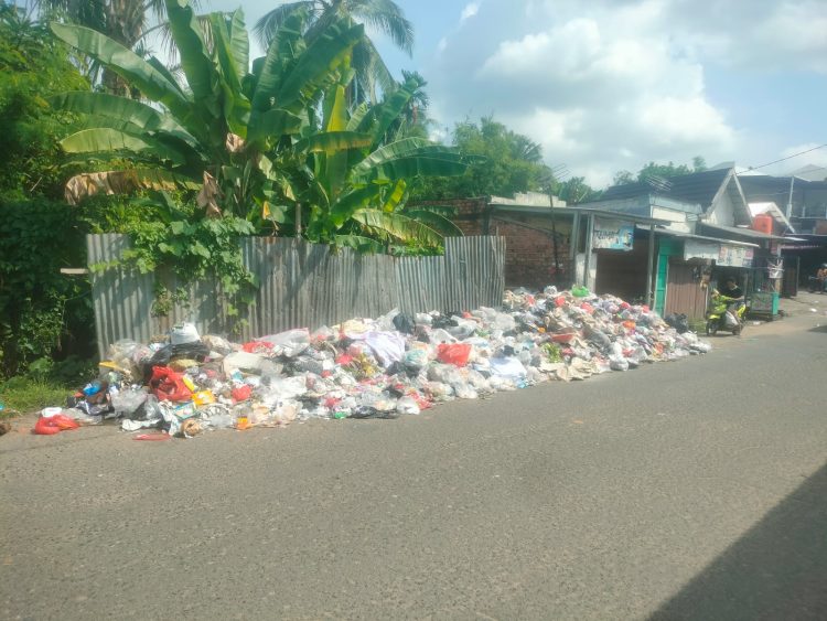 Sampah Meluber ke Jalan Depati Parbo Jambi, Warga Keluhkan Bau Menyengat dan Jalan Sempit