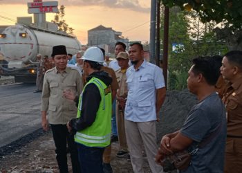 Bupati Jember memantau pengerjaan pengaspalan jalan, Rabu (6/5/2026). (Foto: Istimewa)