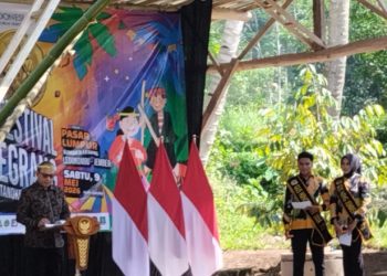 Pj Sekda Jember menghadiri pembukaan Festival Egrang ke-14 di Pasar Lumpur. (Foto: Istimewa)