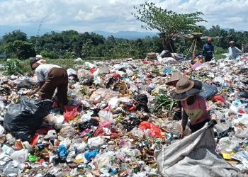 Warga memilih sampah di TPA Pakusari. (Foto: Dok/Diskominfo Jember)