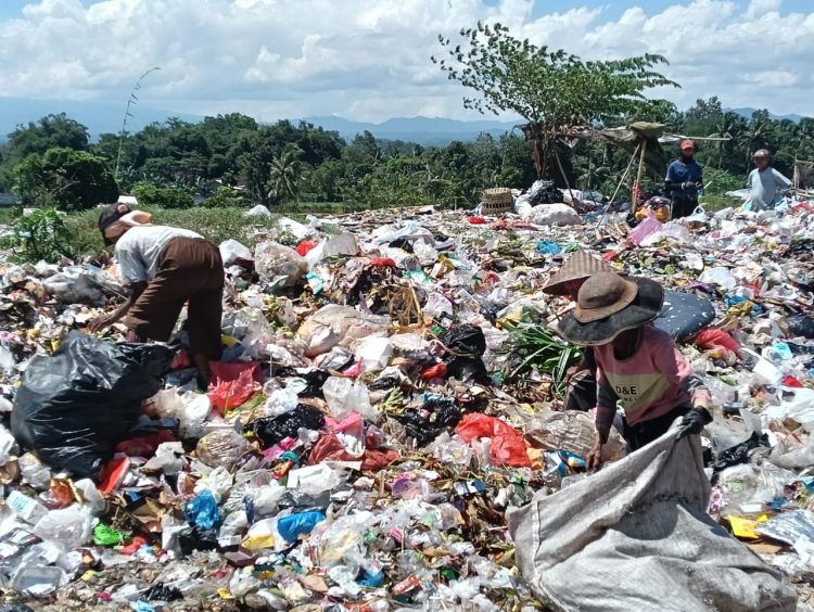 Warga memilih sampah di TPA Pakusari. (Foto: Dok/Diskominfo Jember)