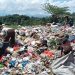 Warga memilih sampah di TPA Pakusari. (Foto: Dok/Diskominfo Jember)