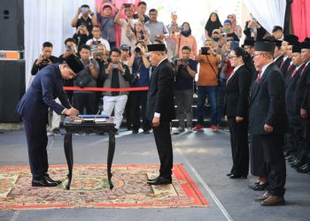 Bupati Jember menandatangani berita acara pelantikan kepala sekolah. (Foto: Dok/Diskominfo Jember)