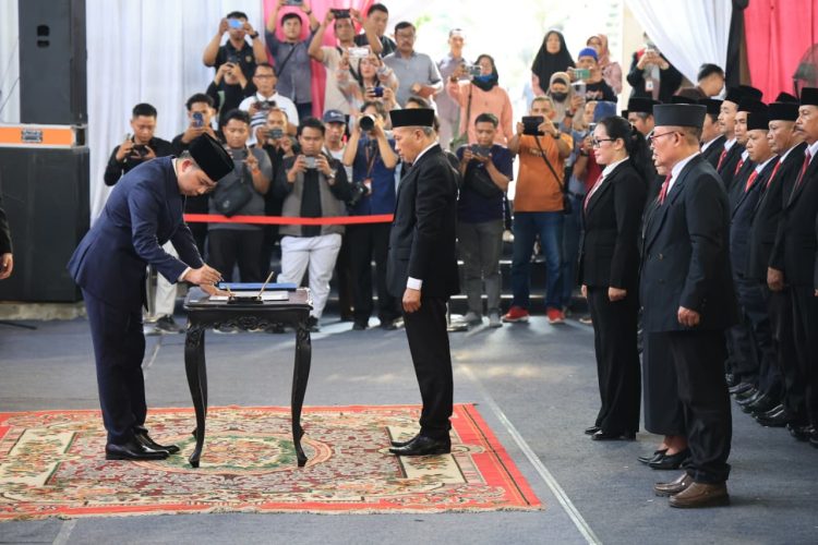 Bupati Jember menandatangani berita acara pelantikan kepala sekolah. (Foto: Dok/Diskominfo Jember)