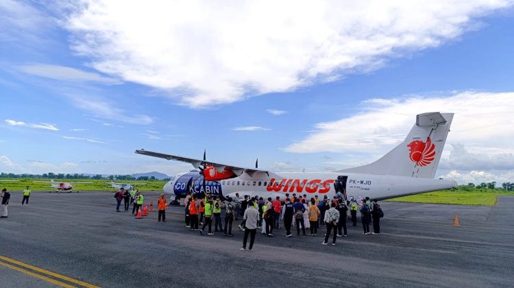 DOKUMENTASI: Pesawat ATR 72 milik Wings Air landing di Bandara Notohadinegoro, Jumat (5/12/2025). (Foto: Teamwork)