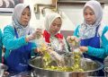 Anggota Kelompok Kuliner Kenali Asam Atas (KUALITAS) mengikuti praktik pengemasan produk olahan singkong saat kegiatan Studi Banding dan Pelatihan Pengembangan Produk Makanan Ringan. Kegiatan yang difasilitasi Pertamina EP Jambi Field ini bertujuan meningkatkan keterampilan dan wawasan pelaku UMKM perempuan dalam pengembangan produk makanan ringan lokal yang memiliki nilai tambah dan daya saing.