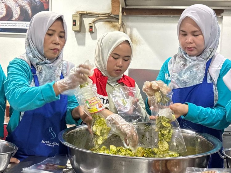 Anggota Kelompok Kuliner Kenali Asam Atas (KUALITAS) mengikuti praktik pengemasan produk olahan singkong saat kegiatan Studi Banding dan Pelatihan Pengembangan Produk Makanan Ringan. Kegiatan yang difasilitasi Pertamina EP Jambi Field ini bertujuan meningkatkan keterampilan dan wawasan pelaku UMKM perempuan dalam pengembangan produk makanan ringan lokal yang memiliki nilai tambah dan daya saing.