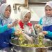 Anggota Kelompok Kuliner Kenali Asam Atas (KUALITAS) mengikuti praktik pengemasan produk olahan singkong saat kegiatan Studi Banding dan Pelatihan Pengembangan Produk Makanan Ringan. Kegiatan yang difasilitasi Pertamina EP Jambi Field ini bertujuan meningkatkan keterampilan dan wawasan pelaku UMKM perempuan dalam pengembangan produk makanan ringan lokal yang memiliki nilai tambah dan daya saing.
