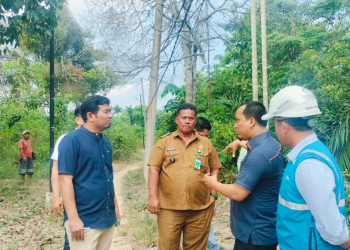 Anggota DPR RI Rocky Candra saat meninjau persoalan kelistrikan di Kec Alam Barajo Kota Jambi, Selasa 28 Juli 2026 (Foto: Juanda/Ampar)