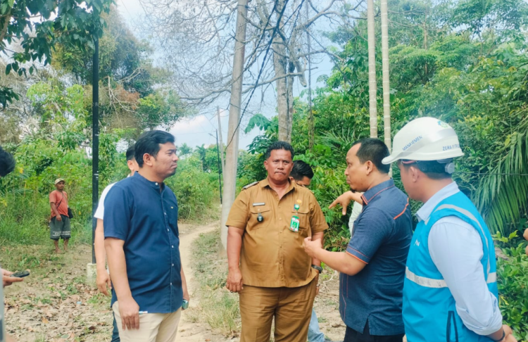 Anggota DPR RI Rocky Candra saat meninjau persoalan kelistrikan di Kec Alam Barajo Kota Jambi, Selasa 28 Juli 2026 (Foto: Juanda/Ampar)