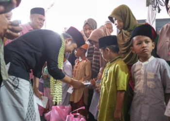 Bupati Jember membagikan bantuan pada anak yatim dan fakir miskin dalam acara Bunga Desaku di Kecamatan Tanggul, Selasa (28/7/2026). (Foto: Dok/Diskominfo Jember)