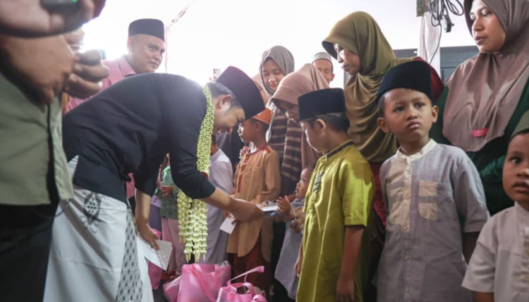 Bupati Jember membagikan bantuan pada anak yatim dan fakir miskin dalam acara Bunga Desaku di Kecamatan Tanggul, Selasa (28/7/2026). (Foto: Dok/Diskominfo Jember)