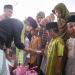 Bupati Jember membagikan bantuan pada anak yatim dan fakir miskin dalam acara Bunga Desaku di Kecamatan Tanggul, Selasa (28/7/2026). (Foto: Dok/Diskominfo Jember)