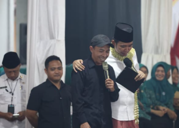 Gus Fawait mendengarkan aspirasi warga di Balai Desa Gugut, Rabu (29/7/2026). (Foto: Dok/Diskominfo Jember)